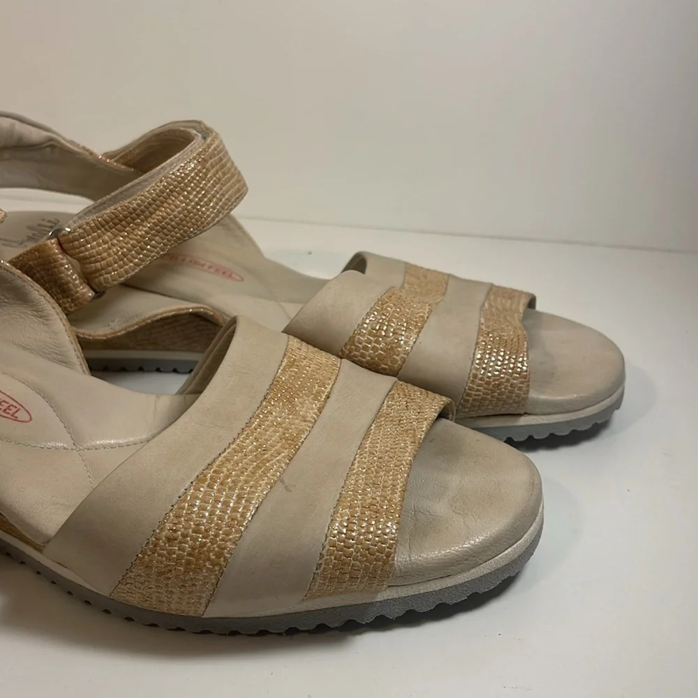 Amalfi by Rangoni Cream & Gold Leather Wedge Sandal Made in Italy Size 9 N EUC
